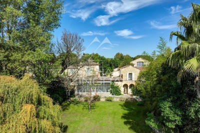 House for sale in AVIGNON  - 8 rooms - 300 m² 