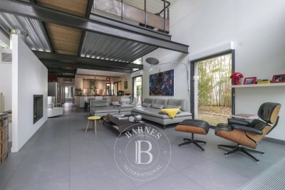 House for sale in SURESNES Pasteur - 6 rooms - 226 m&sup2; 