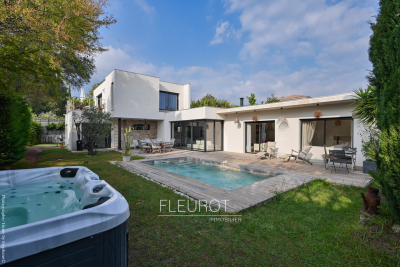 Maison à vendre à CASSIS Centre Ancien-Cros-Lotins - 6 pièces - 232 m² 