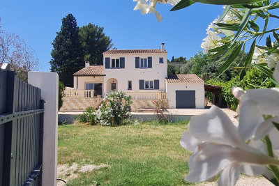 Maison à vendre à CHATEAUNEUF-DE-GADAGNE Camaret-sur-Aigues - 5 pièces - 120 m² 