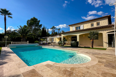 Maison à vendre à ROQUEBRUNE-SUR-ARGENS Centre - 6 pièces - 268 m² 