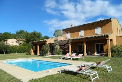 Maison à louer à PLAN-DE-LA-TOUR  - 6 pièces - 180 m² 