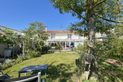 Maison &agrave; vendre &agrave; ST JUST LUZAC  - 9 pi&egrave;ces - 247 m&sup2; 