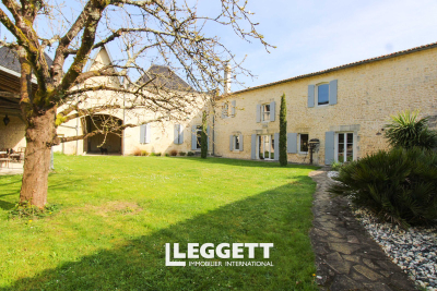 Maison à vendre à ST JEAN D ANGELY  - 7 pièces - 350 m² 