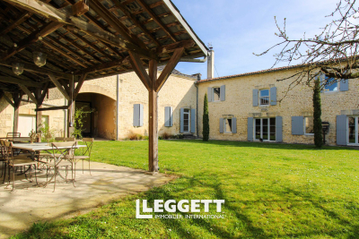 Maison &agrave; vendre &agrave; ST JEAN D ANGELY  - 7 pi&egrave;ces - 350 m&sup2; 