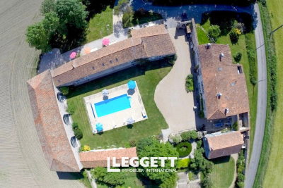 Commerce à vendre à SURGERES  - 39 pièces - 820 m² 