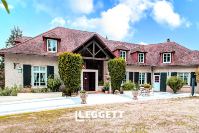 Maison à vendre à AVAILLES EN CHATELLERAULT  - 9 pièces - 397 m² 