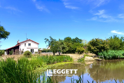 Maison à vendre à PRESSAC  - 6 pièces - 198 m² 