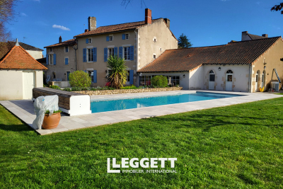 Maison à vendre à ST SAVIN  - 10 pièces - 391 m² 