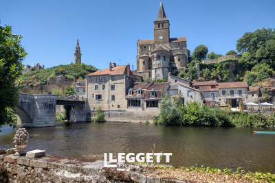 Maison à vendre à MONTMORILLON  - 10 pièces - 258 m² 