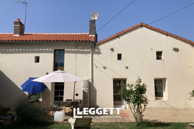 Maison à vendre à PAYROUX  - 7 pièces - 223 m² 