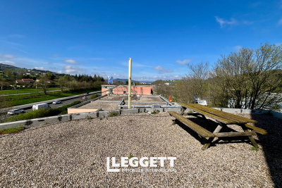 Bien à vendre à LE CHAMBON FEUGEROLLES   - 422 m² 