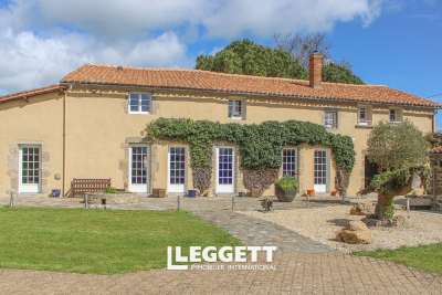 Maison à vendre à ST AUBIN LE CLOUD  - 10 pièces - 340 m² 