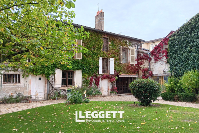 Maison à vendre à CIVRAY  - 10 pièces - 309 m² 