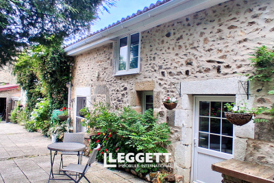 Maison à vendre à FENIOUX  - 4 pièces - 160 m² 