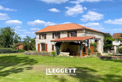 Maison à vendre à CELLEFROUIN  - 10 pièces - 355 m² 