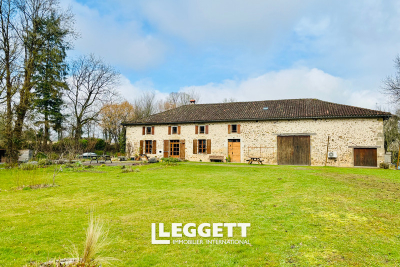 Maison à vendre à ST QUENTIN SUR CHARENTE  - 9 pièces - 325 m² 