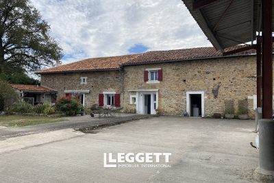 Maison à vendre à TERRES-DE-HAUTE-CHARENTE  - 12 pièces - 263 m² 