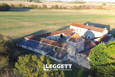 Maison à vendre à GURAT  - 10 pièces - 313 m² 