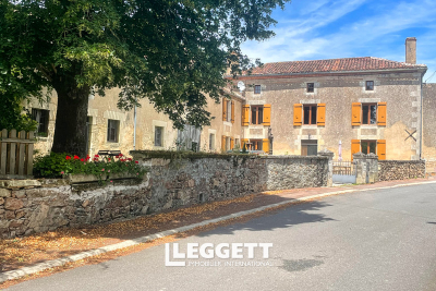 Maison à vendre à LUCHAPT  - 7 pièces - 240 m² 