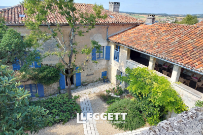Maison à vendre à VILLEBOIS LAVALETTE  - 10 pièces - 300 m² 