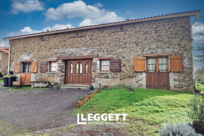 Maison à vendre à SAULGOND  - 6 pièces - 247 m² 