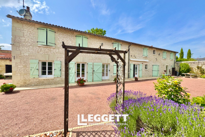 Maison à vendre à LA ROCHE RIGAULT  - 7 pièces - 210 m² 