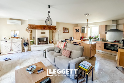 Maison à vendre à ST ASTIER  - 11 pièces - 265 m² 