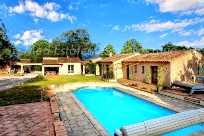 Maison &agrave; vendre &agrave; LE PLAN-DE-LA-TOUR  - 8 pi&egrave;ces - 205 m&sup2; 