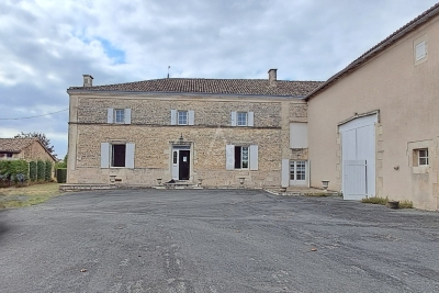 Maison à vendre à RUFFEC  - 7 pièces - 207 m² 