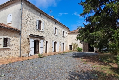 Maison à vendre à CHAZELLES  - 9 pièces - 225 m² 