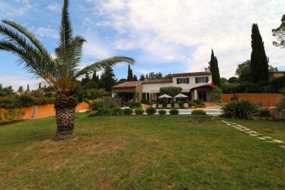 Maison à vendre à BAGNOLS-EN-FORÊT  - 11 pièces - 260 m² 