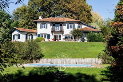 Maison à vendre à ARCANGUES  - 7 pièces - 250 m² 