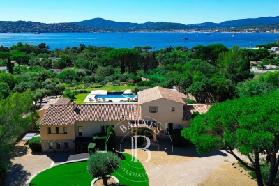 Maison à louer à GRIMAUD Pierrefeu-du-Var - 8 pièces - 410 m² 