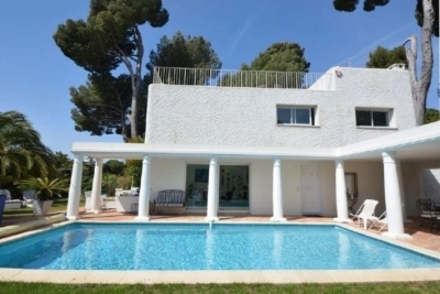 Maison à louer à CAP D'ANTIBES  - 6 pièces - 180 m² 