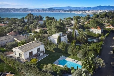 House to rent in ANTIBES   - 250 m² 