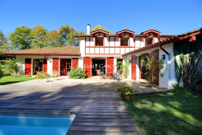 Maison à vendre à ST-JEAN-DE-LUZ  - 7 pièces - 327 m² 