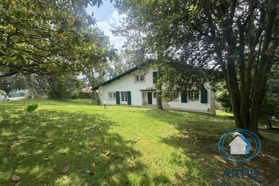 Maison &agrave; vendre &agrave; ST-JEAN-DE-LUZ  - 8 pi&egrave;ces - 183 m&sup2; 