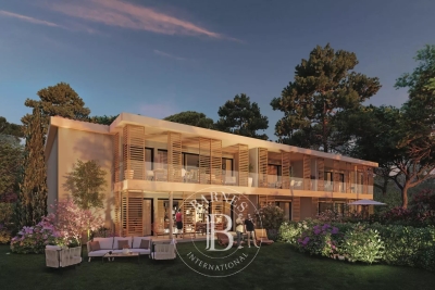 Apartment for sale in SANARY-SUR-MER  - 4 rooms - 142 m&sup2; 