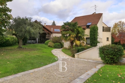Maison à vendre piscine garages alarmes