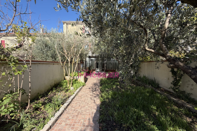 House for sale in CARPENTRAS  - 7 rooms - 174 m² 