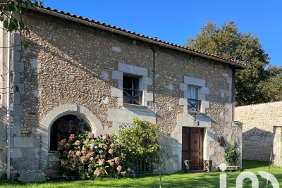 Maison à vendre à MONTENDRE  - 6 pièces - 233 m² 