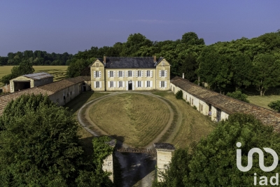 Maison à vendre à MAUZE SUR LE MIGNON  - 14 pièces - 540 m² 