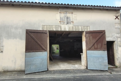 Maison à vendre à ST JEAN D ANGELY  - 3 pièces - 180 m² 