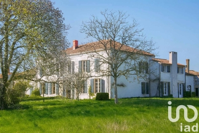 Maison à vendre à AVAILLES SUR CHIZE  - 13 pièces - 487 m² 