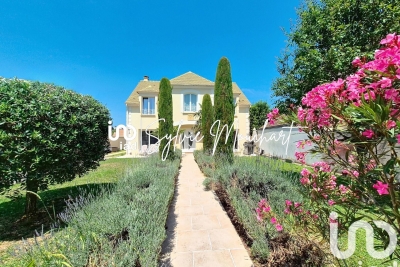 Maison à vendre à LES CLAYES SOUS BOIS  - 8 pièces - 203 m² 