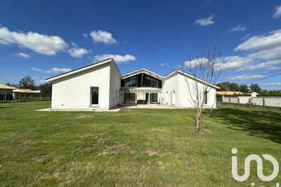 Maison à vendre à AMBARÈS-ET-LAGRAVE  - 7 pièces - 213 m² 