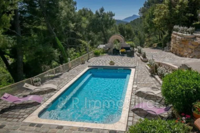 Maison à vendre à AURIOL   - 185 m² 