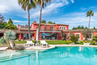 Maison à vendre à MOUGINS  - 8 pièces - 350 m² 