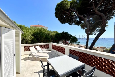 Maison à louer à CAP D'ANTIBES  - 4 pièces - 204 m² 